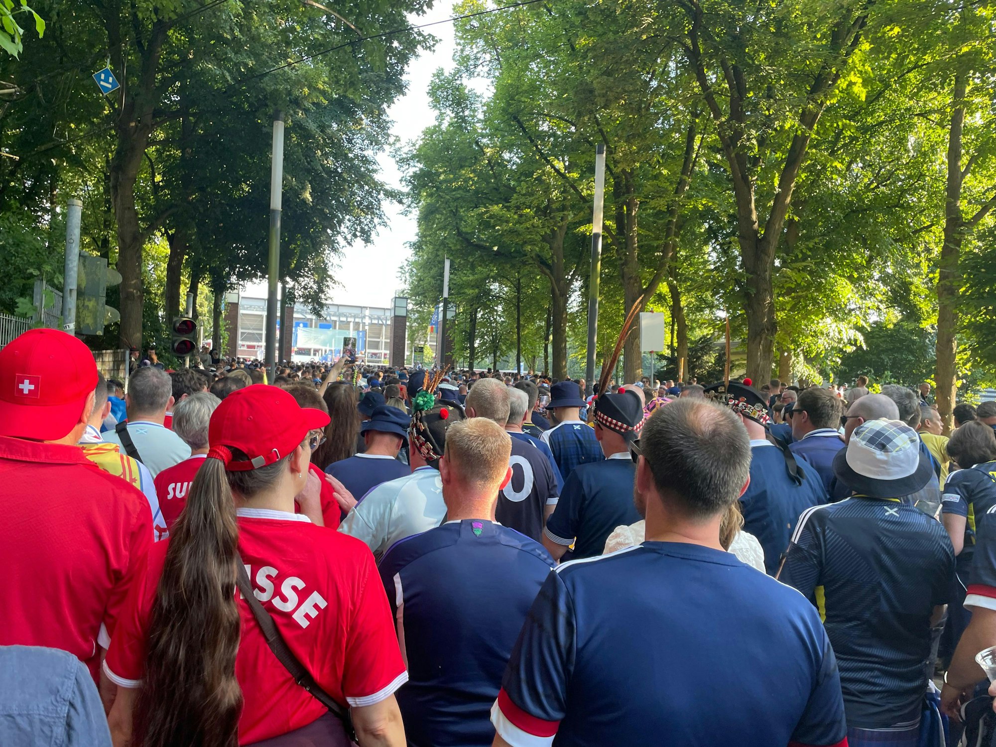 Foto von hunderten Fans aus Schottland und der Schweiz, die auf das Stadion in Köln vor dem EM-Spiel zugehen.