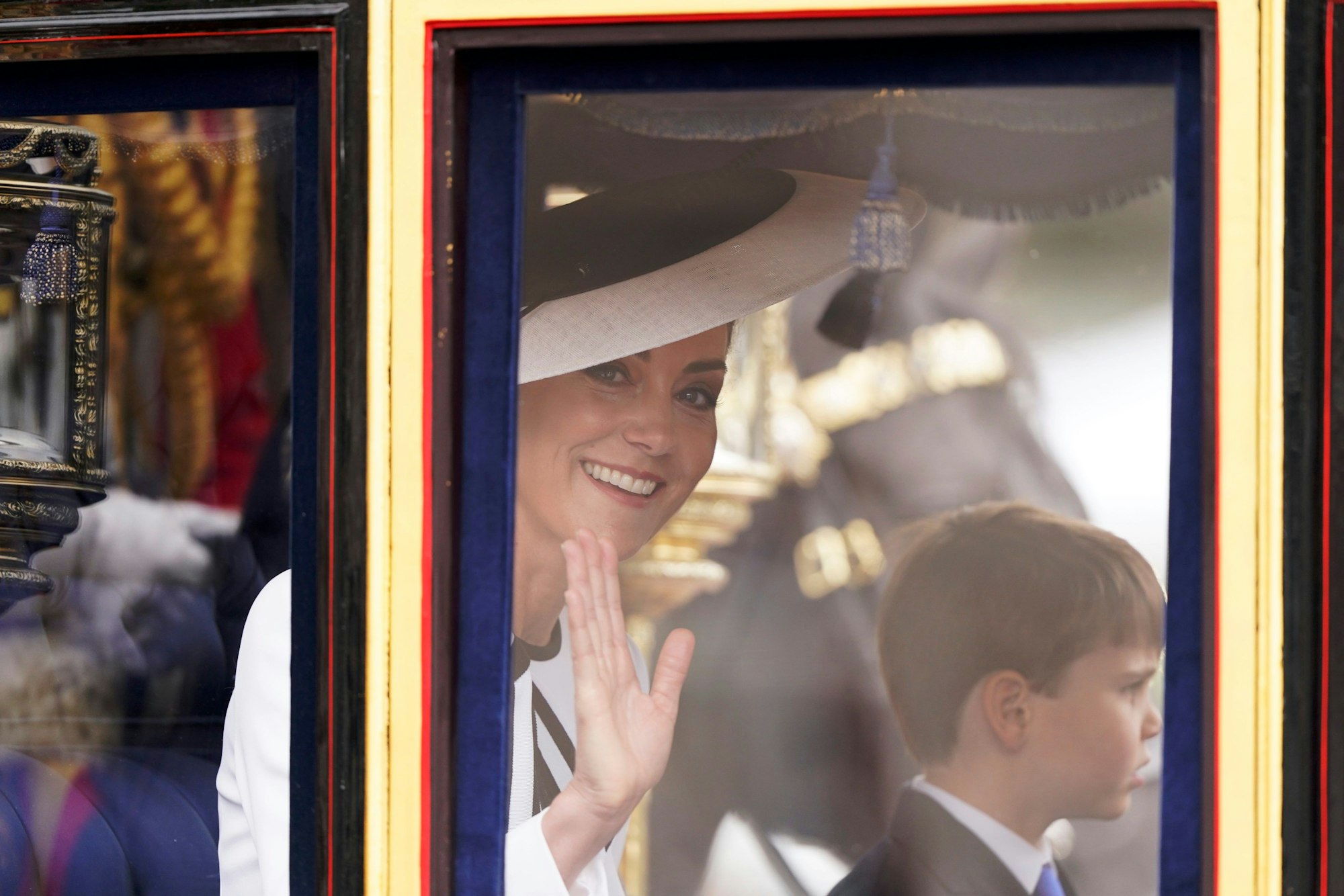 Prinzessin Kate auf dem Weg zur Horse Guards Parade in London, neben ihr Prinz Louis: Ein Experte hat nun die geheime Botschaft ihres Outfits entschlüsselt.