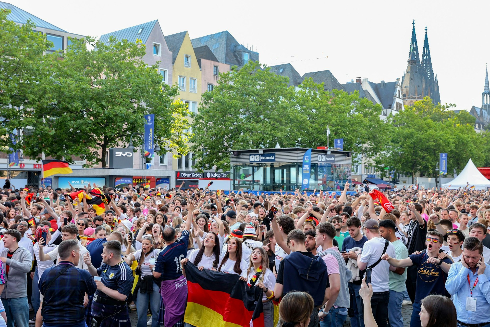 Deutsche Fans beim Public Viewing am Heumarkt in Köln.