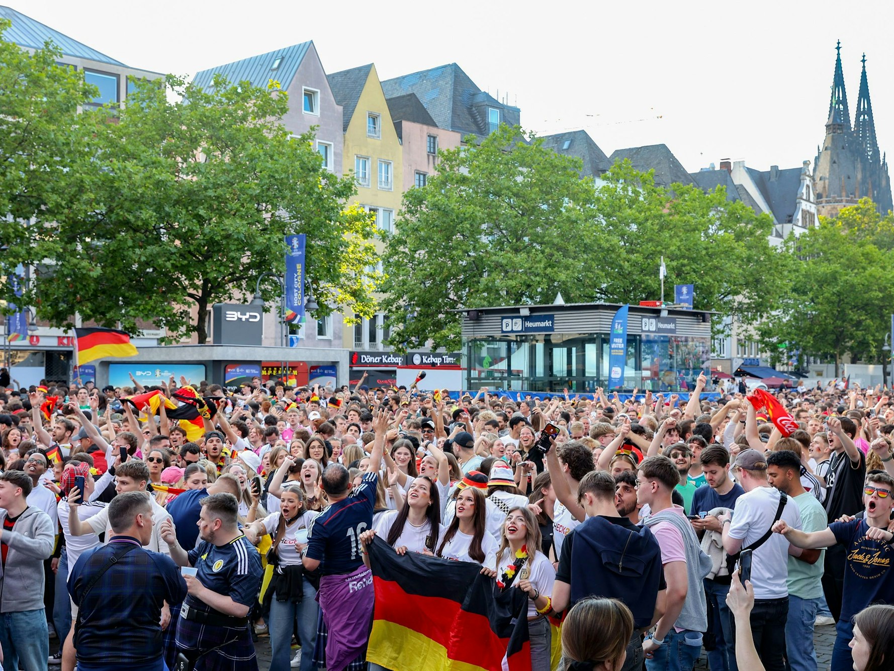 Deutsche Fans beim Public Viewing am Heumarkt in Köln.
