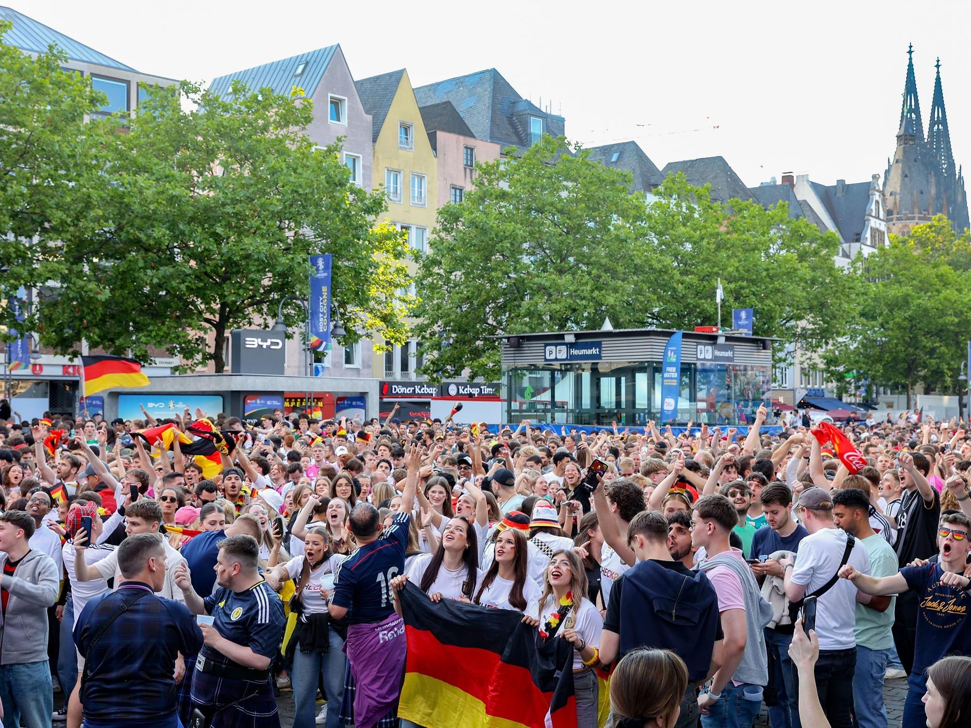 Deutsche Fans beim Public Viewing am Heumarkt in Köln.
