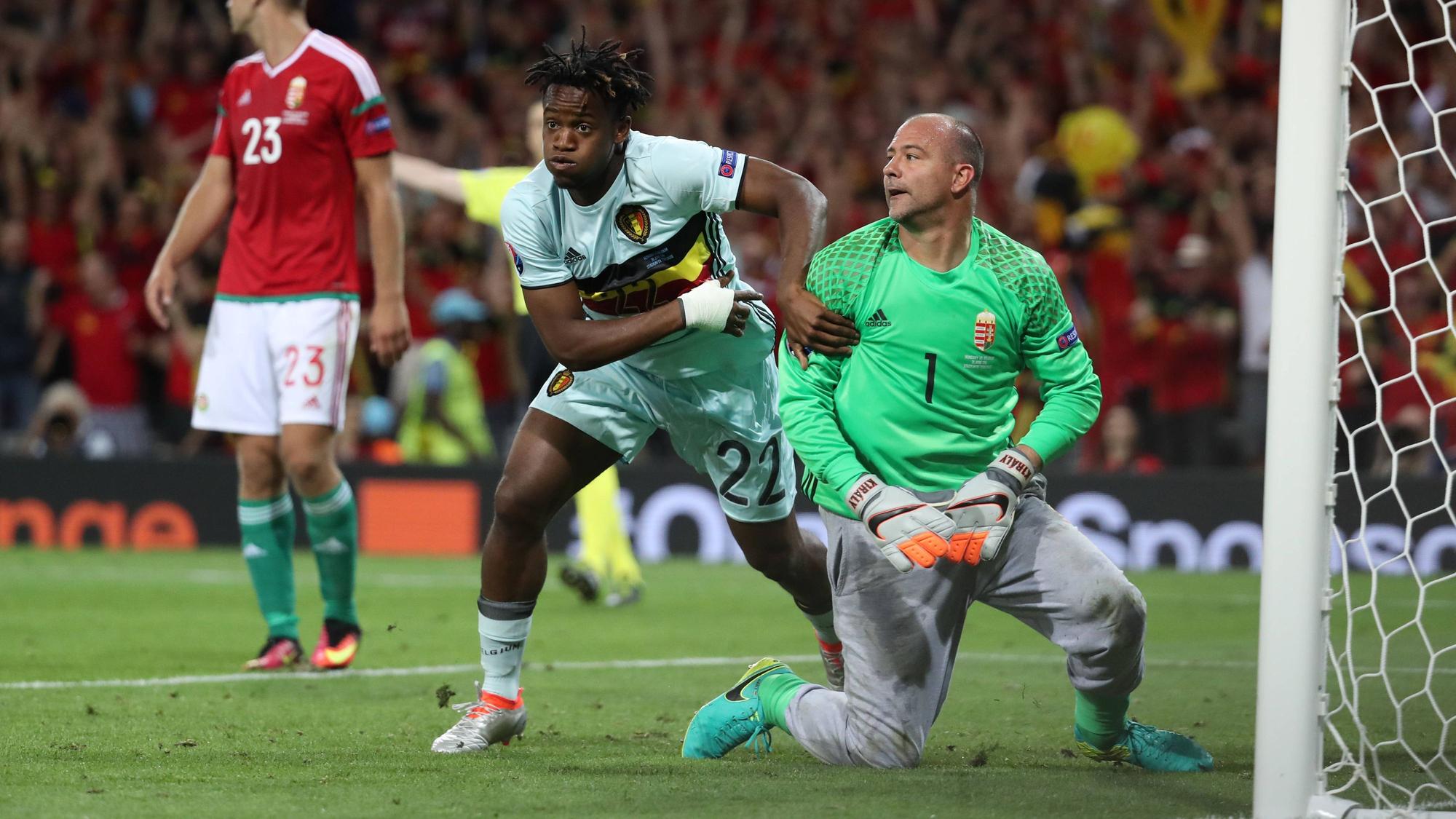 Gabor Kiraly beim EM-Spiel von Ungarn gegen Belgien neben Michy Batshuayi.