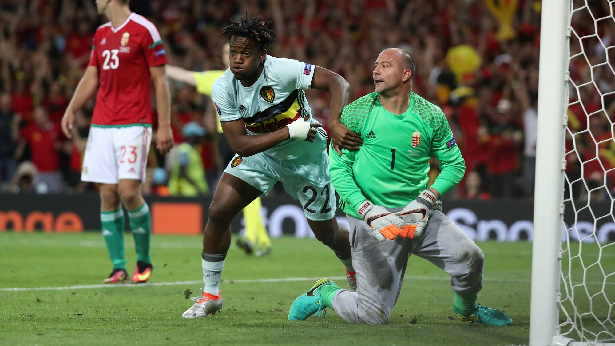 Gabor Kiraly beim EM-Spiel von Ungarn gegen Belgien neben Michy Batshuayi.