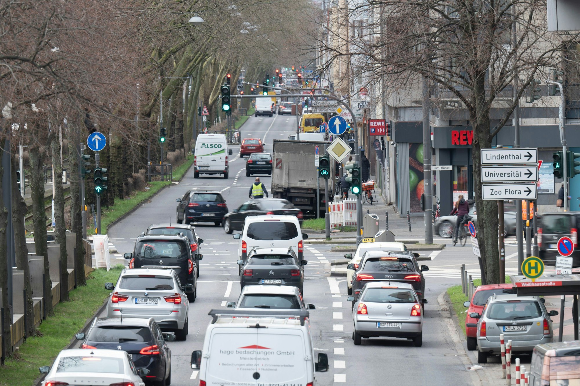 Viele Autos auf der Luxemburger Straße in Köln. Sie stehen an einer Ampel.