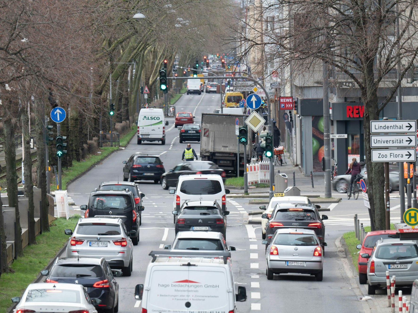 Viele Autos auf der Luxemburger Straße in Köln. Sie stehen an einer Ampel.