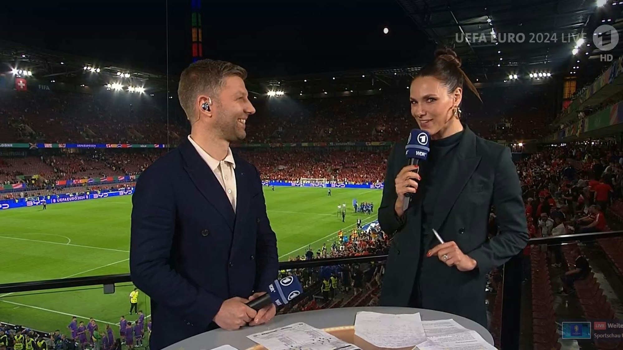 Thomas Hitzlsperger (l.) und Esther Sedlaczek am Mittwoch (19. Juni 2024) beim EM-Spiel Schottland gegen Schweiz im Einsatz.