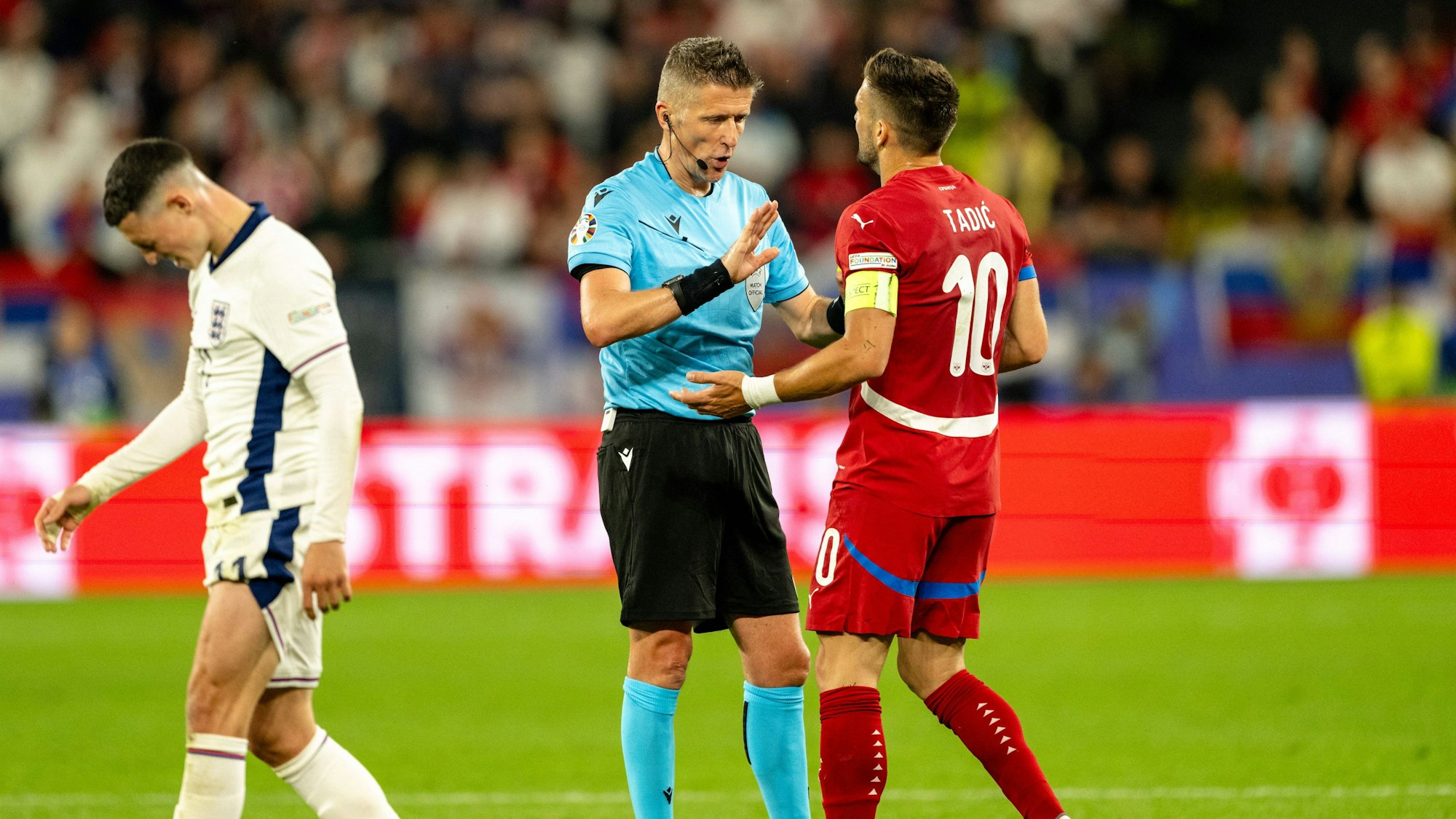 Dusan Tadic beim Serbien-Auftakt in die EM gegen England im Gespräch mit Schiedsrichter Daniele Orsato.