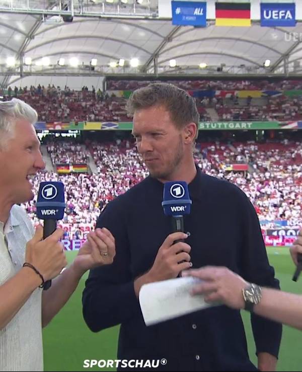 Bastian Schweinsteiger (l.) und Alexander Bommes (r.) im ARD-Gespräch mit Julian Nagelsmann vor Deutschland – Ungarn bei der EM 2024.