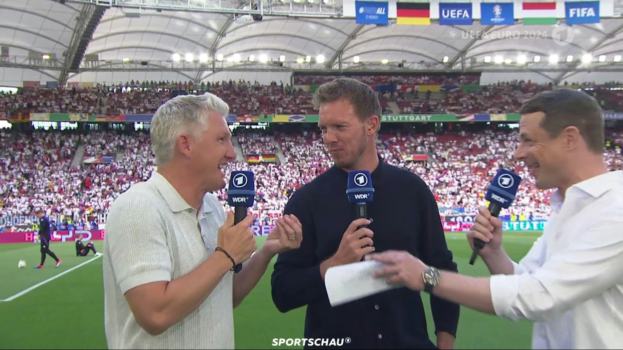 Bastian Schweinsteiger (l.) und Alexander Bommes (r.) im ARD-Gespräch mit Julian Nagelsmann vor Deutschland – Ungarn bei der EM 2024.