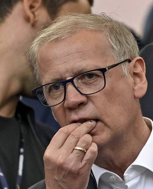 Günther Jauch knabbert auf der Tribüne bei Deutschland - Ungarn Popcorn.