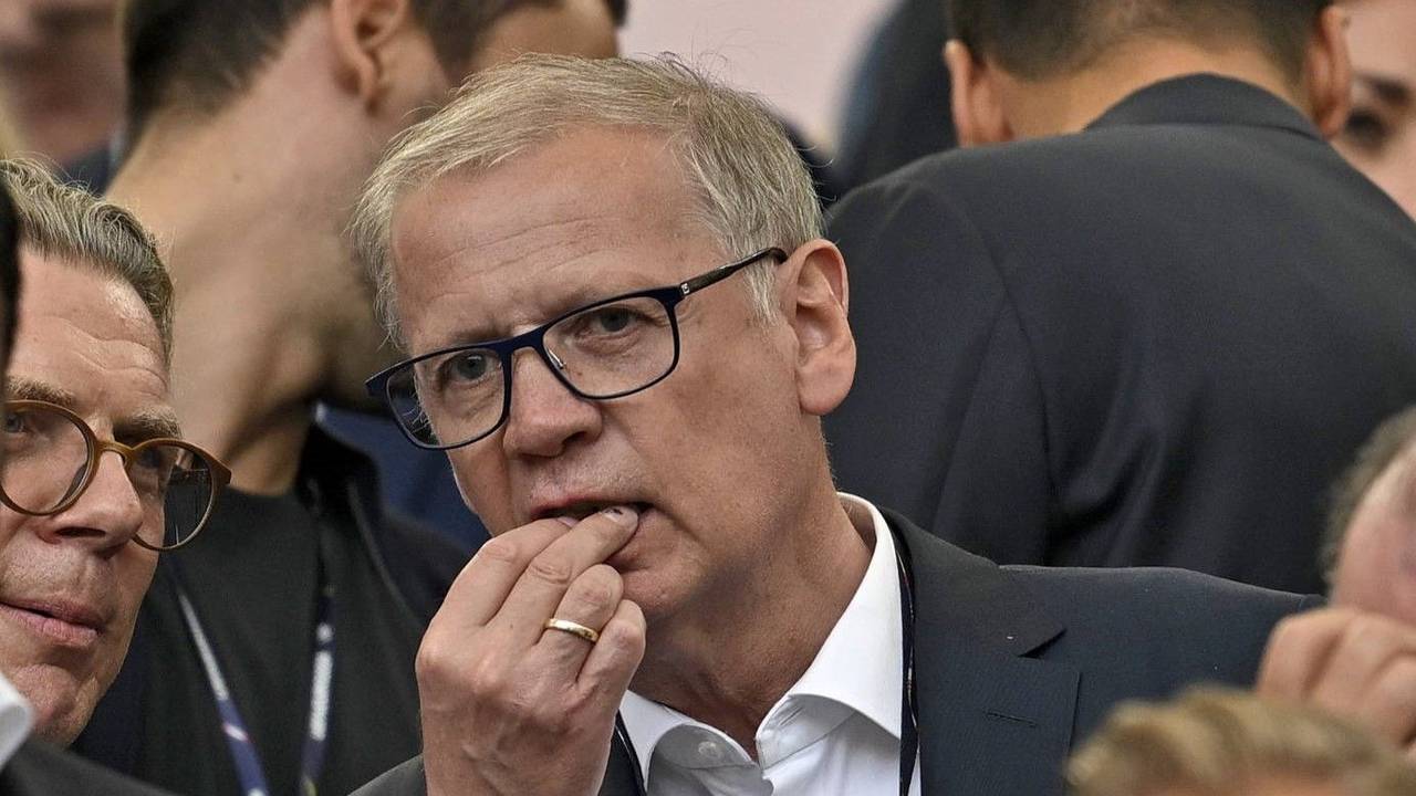 Günther Jauch knabbert auf der Tribüne bei Deutschland - Ungarn Popcorn.