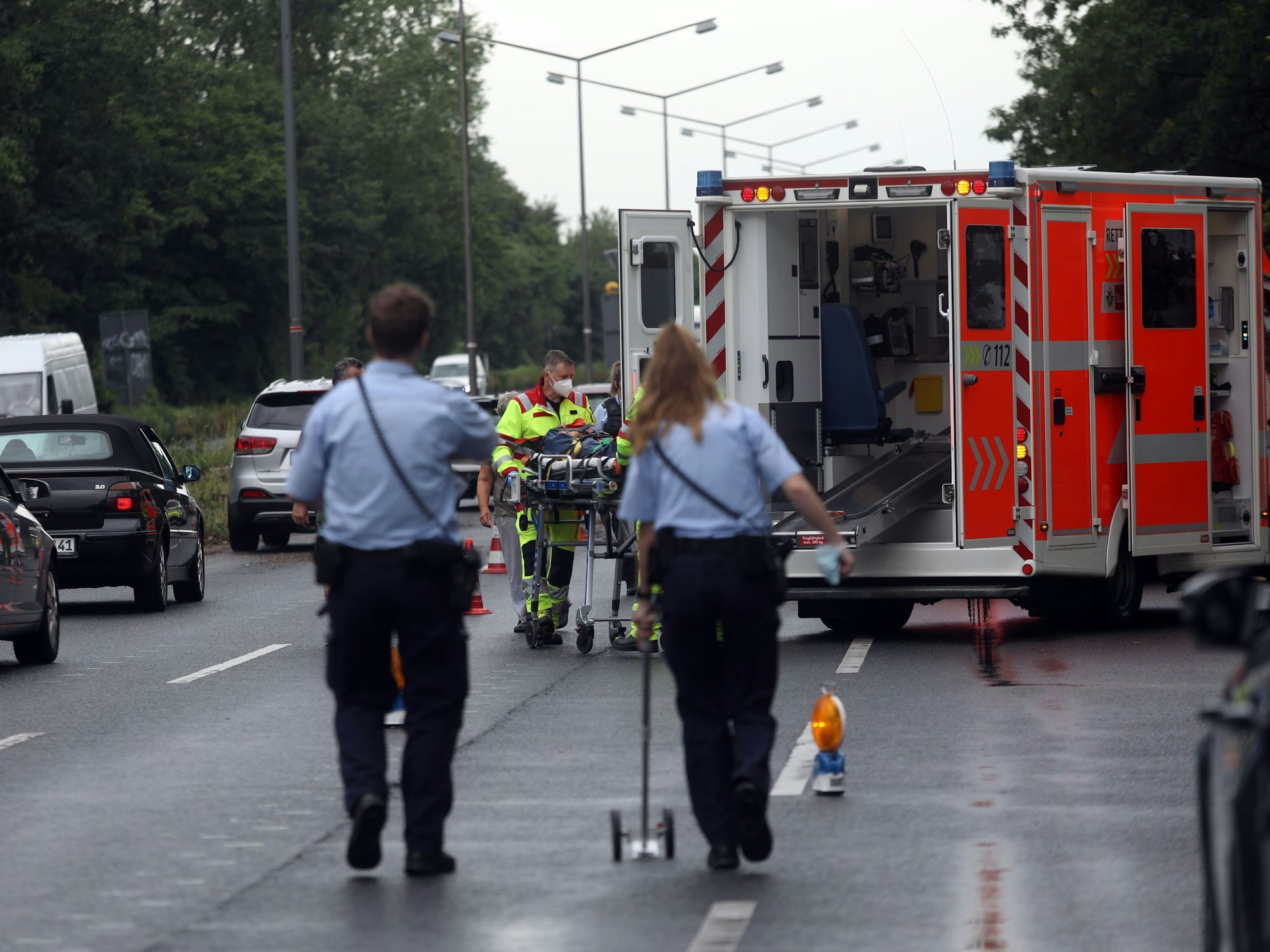 Rettungswagen und Polizei bei einem Unfall am Niehler Ei in Köln vor Ort.