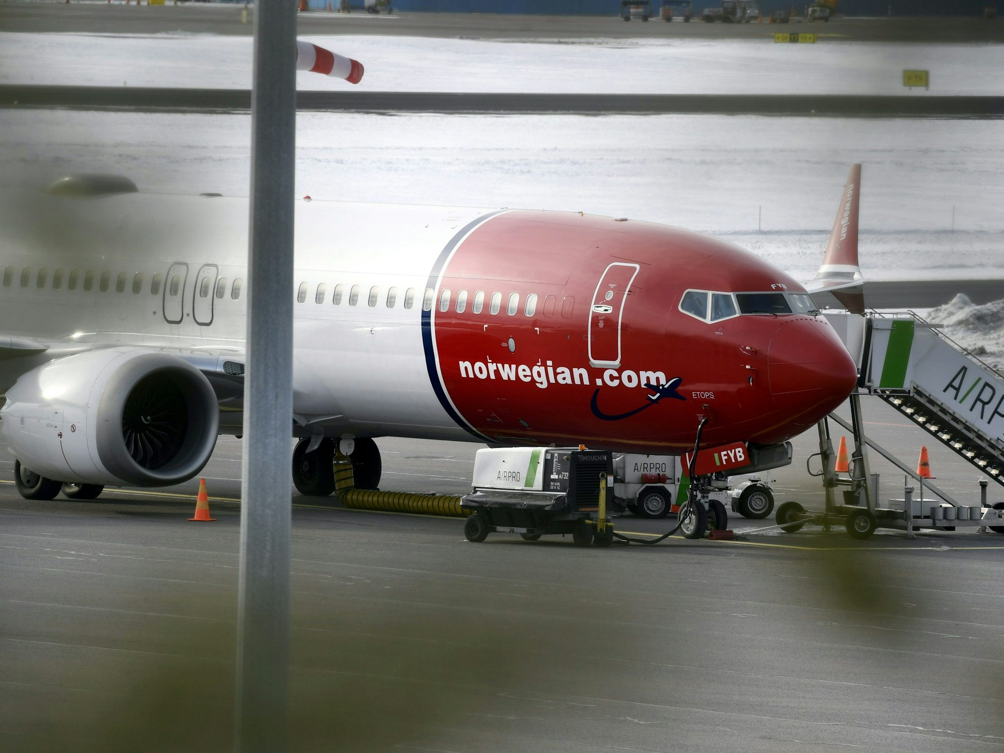 Eine Boeing 737 Max von Norwegian Air steht am Flughafen Vantaa