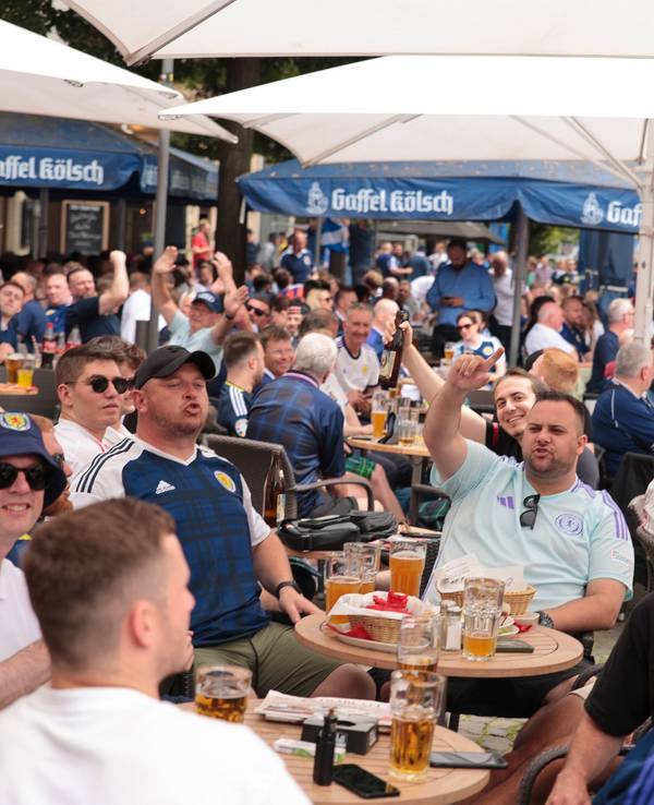 Schottische Fußball-Fans in einer Kneipe in Köln.