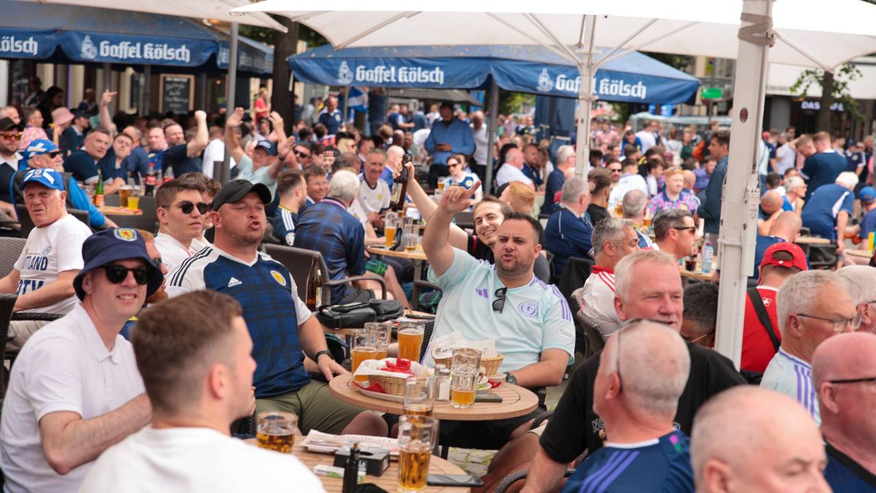 Schottische Fußball-Fans in einer Kneipe in Köln.
