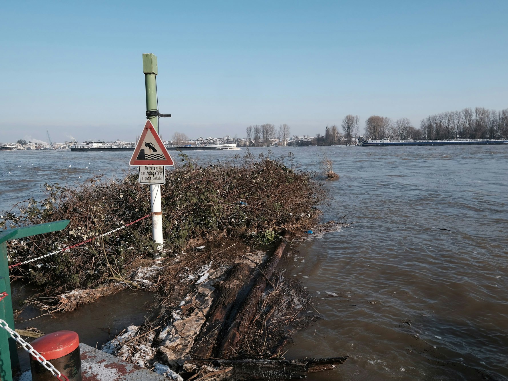 Blick auf den Rhein und den Fähranleger in Köln-Langel.