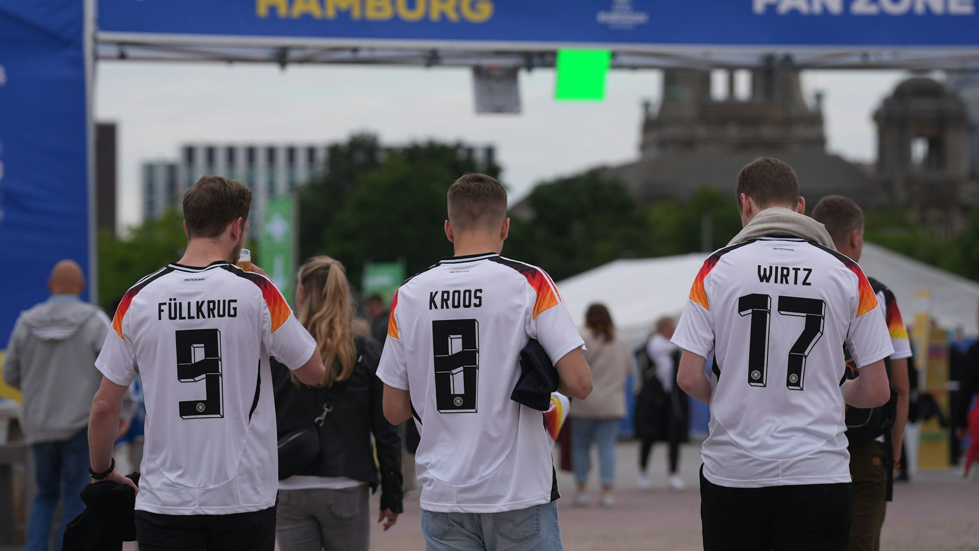 Beim Public Viewing (wie hier auf dem EM-Fanfast in Hamburg am 14. Juni) sind nicht nur originale DFB-Trikots zu sehen, sondern vielfach auch die kostenlosen Check24-Trikots.