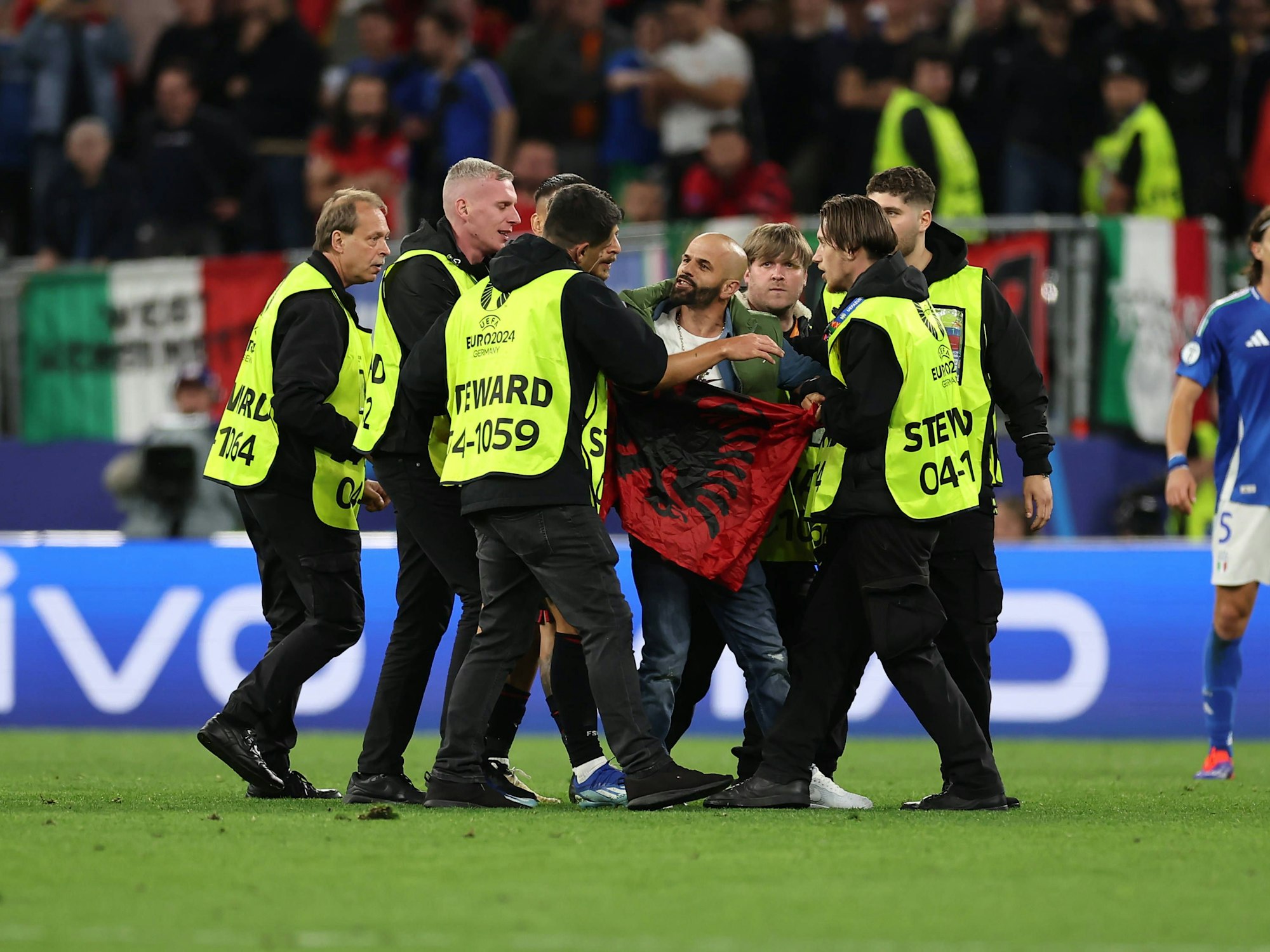 Ein albanischer Flitzer wird am Samstag (15. Juni 2024) während des EM-Spiels gegen Italien von Ordnern abgeführt.