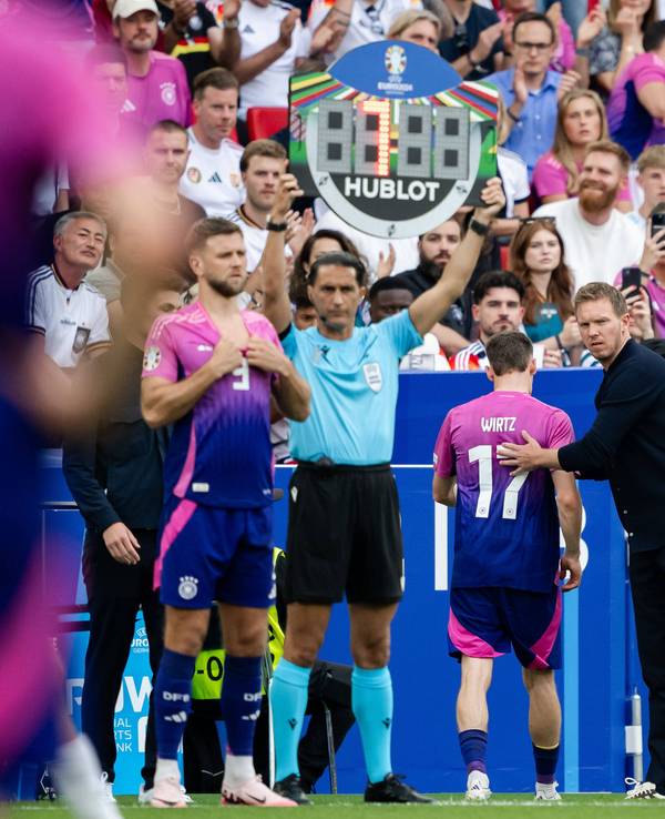 Florian Wirtz bei EM-Spiel zwischen Deutschland und Ungarn bei seiner Auswechslung mit Bundestrainer Julian Nagelsmann.