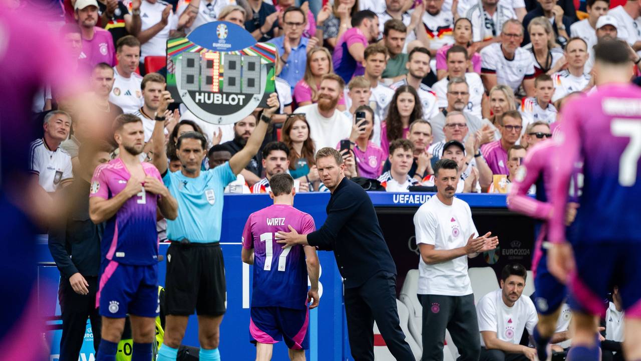 Florian Wirtz bei EM-Spiel zwischen Deutschland und Ungarn bei seiner Auswechslung mit Bundestrainer Julian Nagelsmann.
