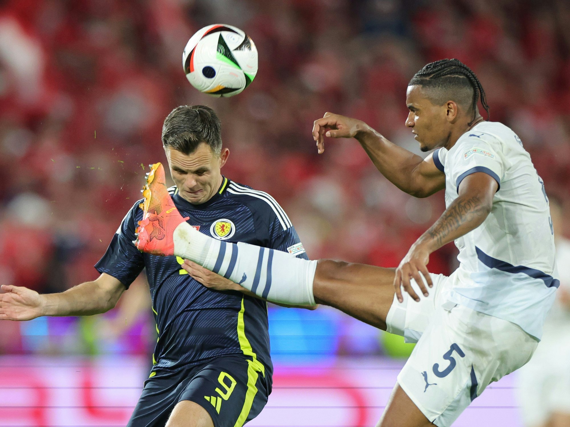 Schottlands Lawrence Shankland (l.) und Manuel Akanji von der Schweiz kämpfen am Mittwoch (19. Juni 2024) um den Ball.