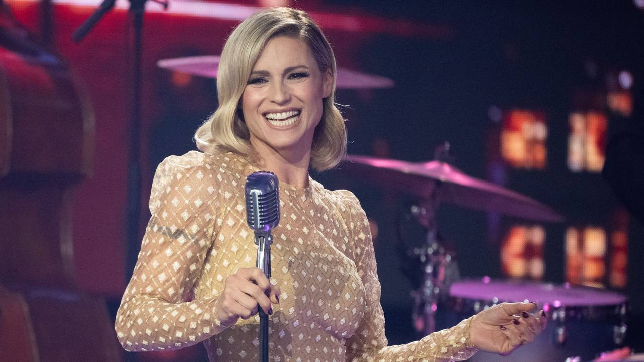 Michelle Hunziker, Moderatorin und Sängerin, singt während der TV-Spendengala „Ein Herz für Kinder“.