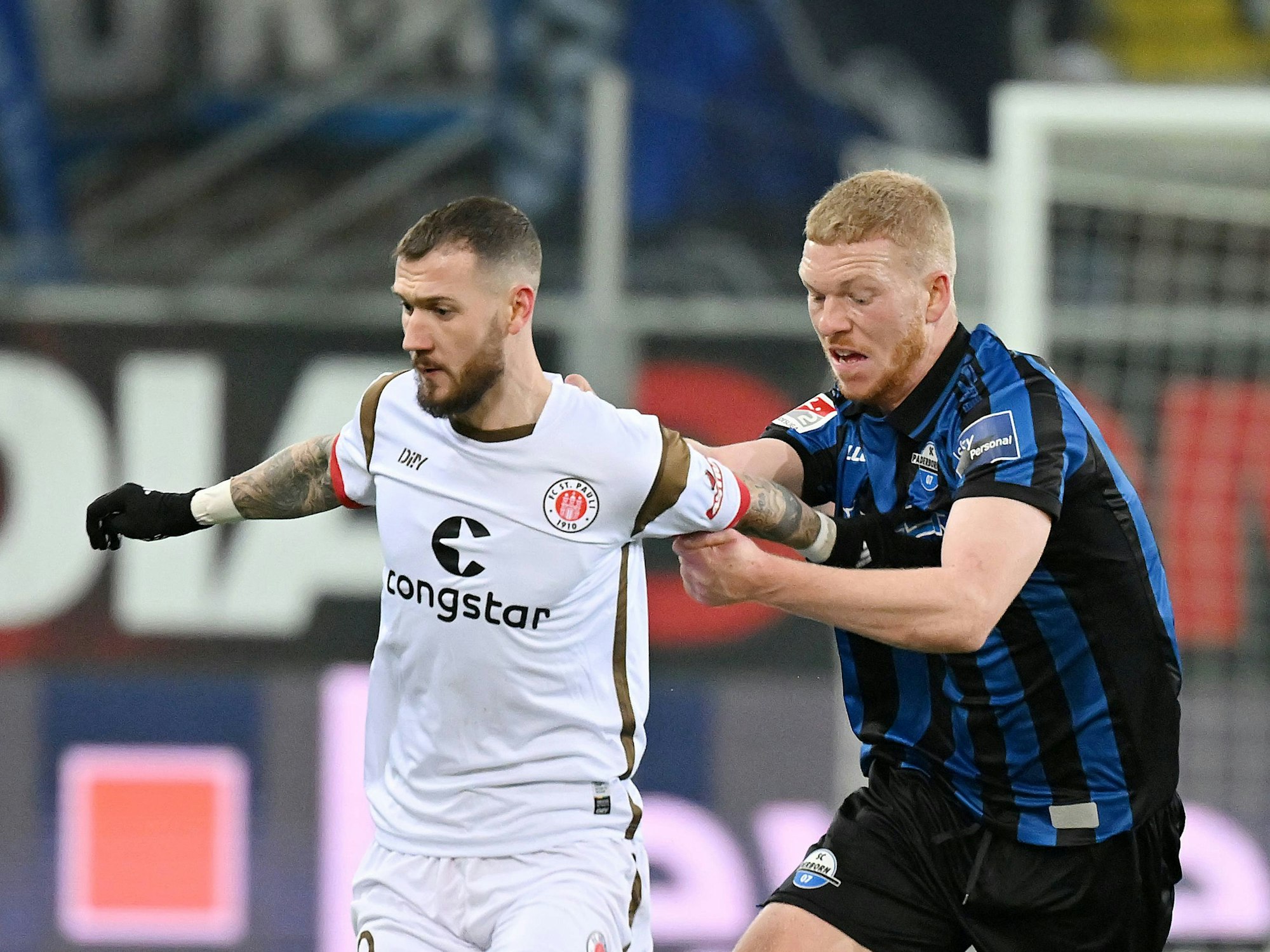 Marcel Hartel im Zweikampf mit Kai Klefisch.