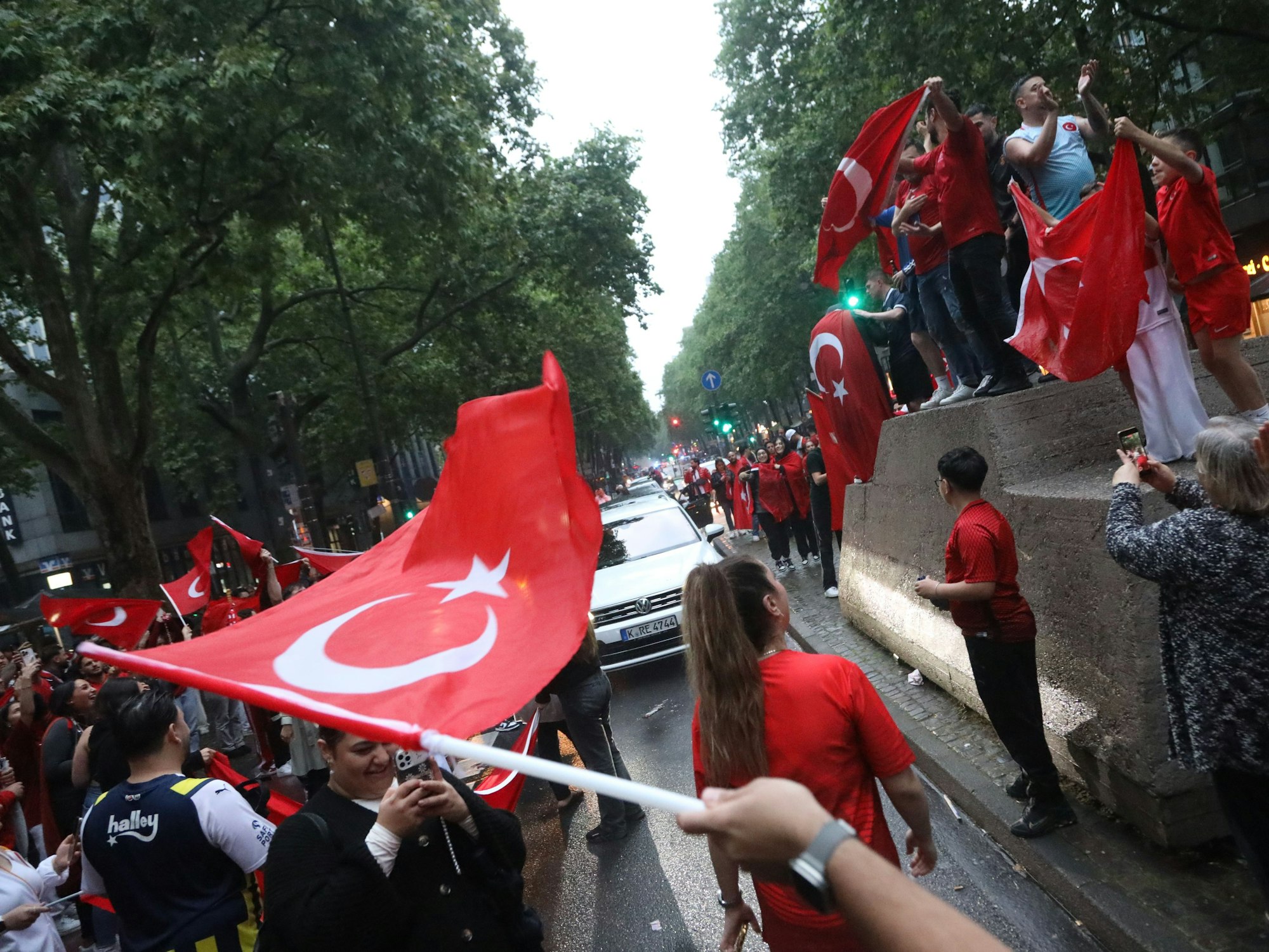 18.06.2024, Köln: Nach dem Sieg gegen Georgien beim Auftaktspiel in der EM feierten zahlreiche Türken ihre Nationalmannschaft auf den Ringen. Foto: Arton Krasniqi