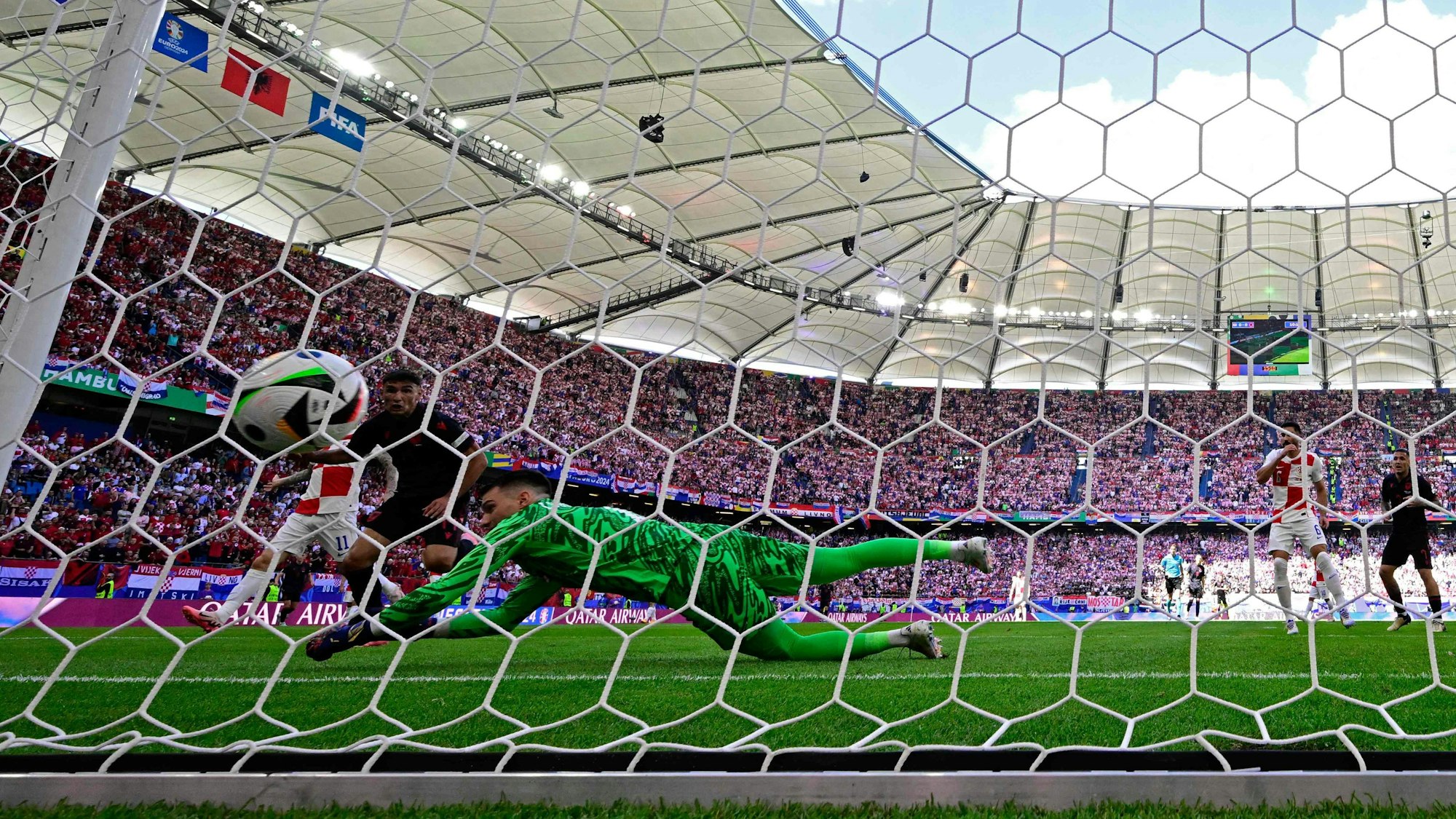 Qazim Laci trifft für Albanien gegen Kroatien bei der EM 2024.