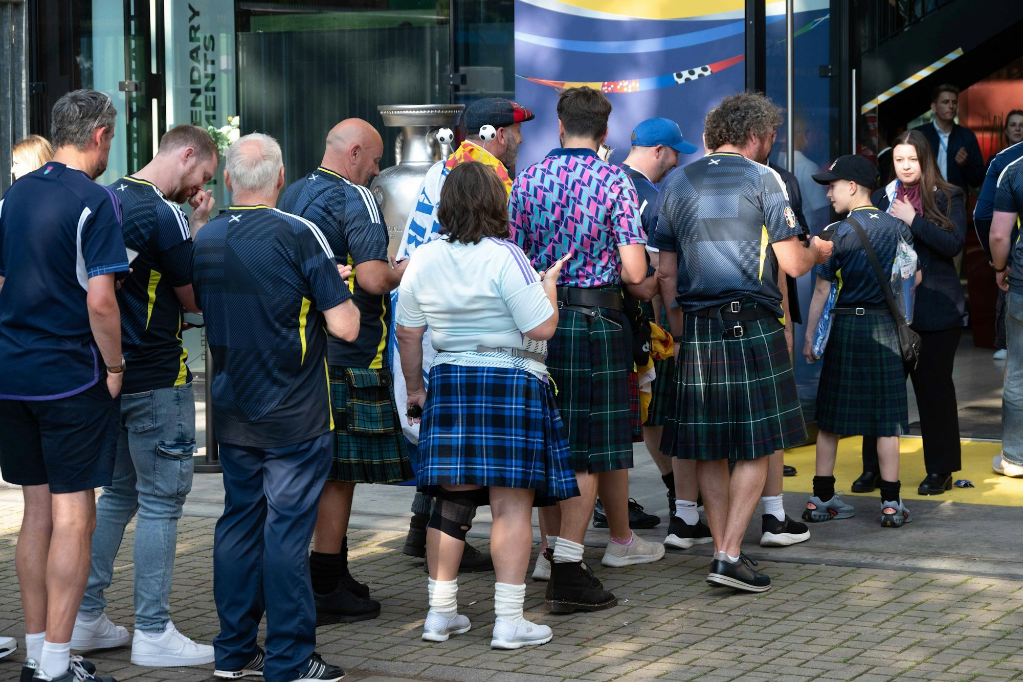 Schottland-Fans vor dem Eingang im Kölner Stadion.