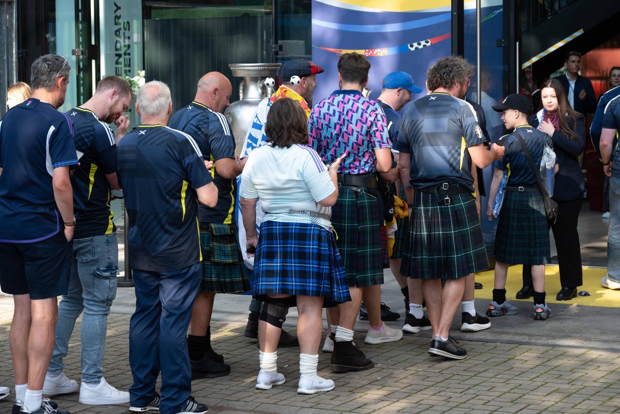Schottland-Fans vor dem Eingang im Kölner Stadion.