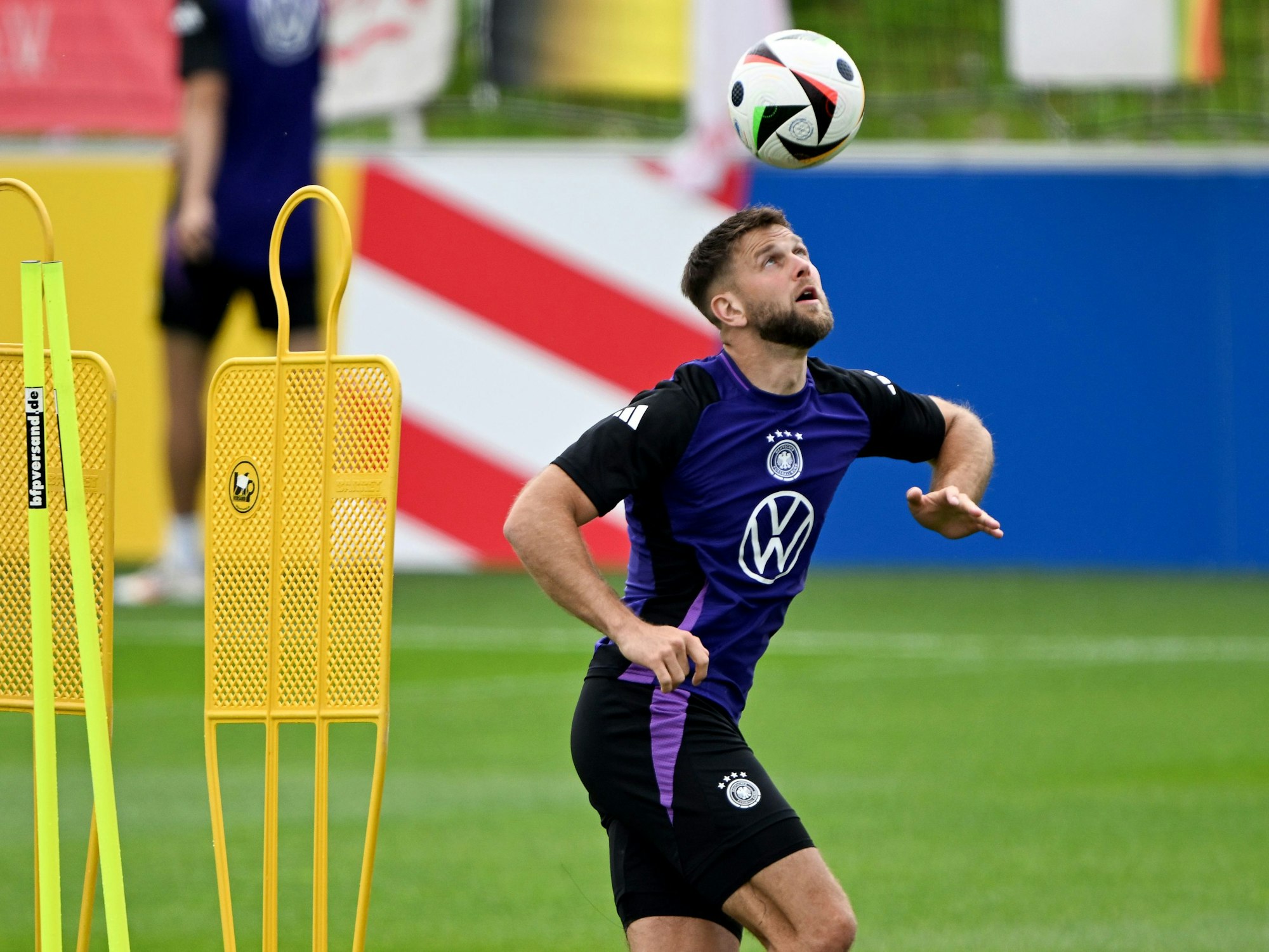 Niclas Füllkrug legt sich im Training den Ball mit dem Kopf vor.