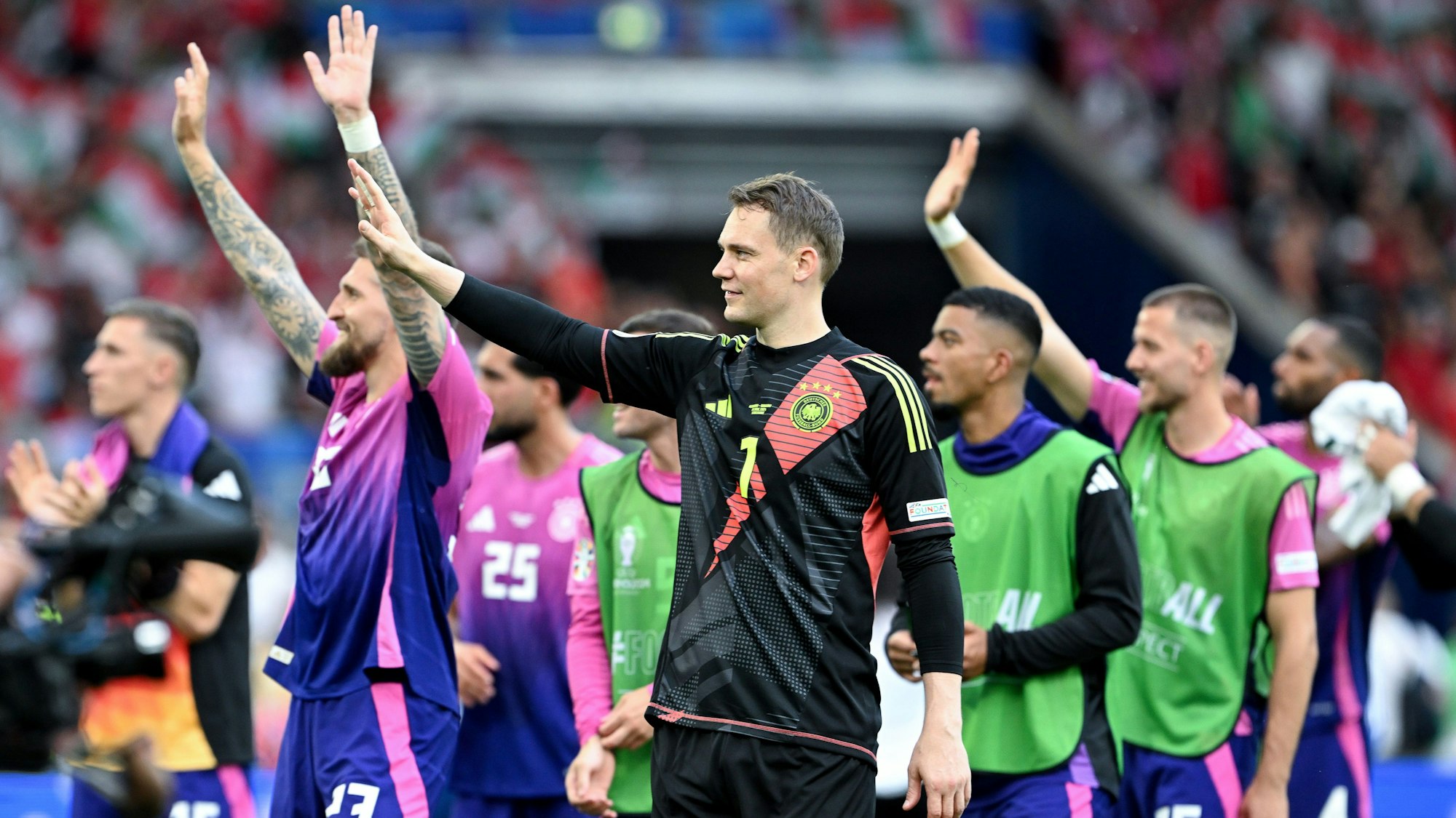 Deutschlands Torhüter Manuel Neuer (M) und seine Teamgefährten jubeln nach dem 2:0-Sieg.