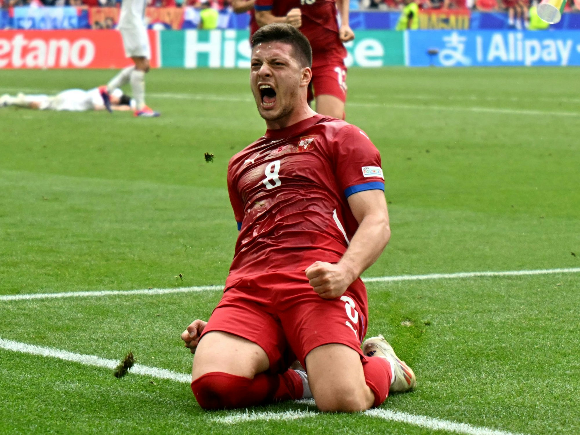 Luka Jovic bejubelt seinen späten Treffer zum Ausgleich für Serbien gegen Slowenien am Donnerstag (20. Juni 2024).