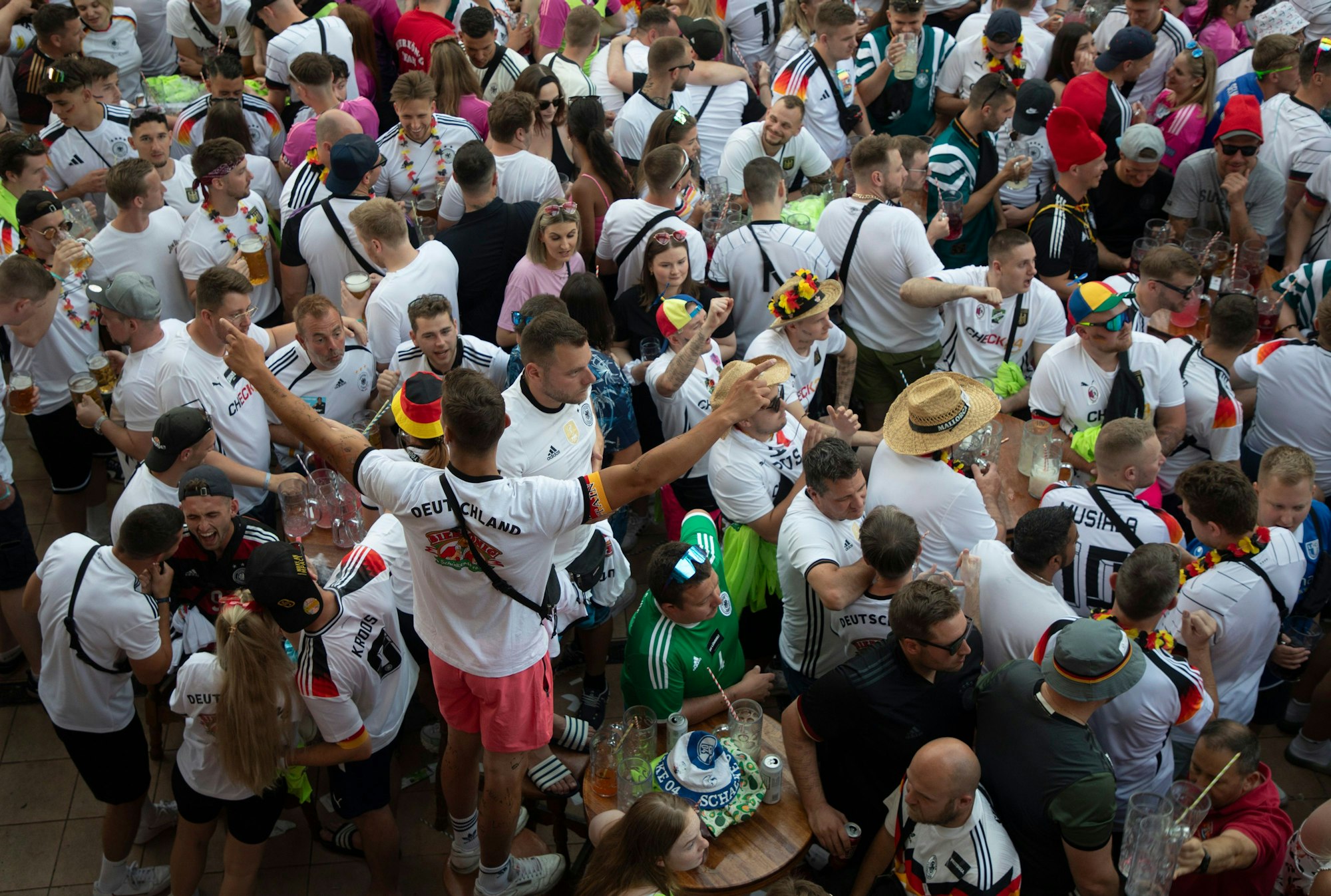 Deutsche Fans verfolgen das Eröffnungsspiel der Fußball-Europameisterschaft beim Public Viewing im Bierkonig am Strand von Arenal auf Mallorca. Die Lage in der aktuellen Saison ist so exzessiv wie nie.