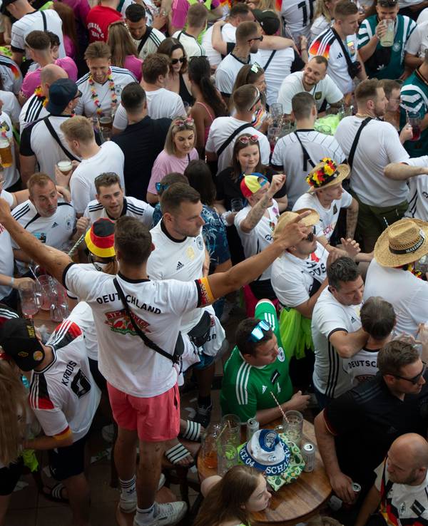 Deutsche Fans verfolgen das Eröffnungsspiel der Fußball-Europameisterschaft beim Public Viewing im Bierkonig am Strand von Arenal auf Mallorca. Die Lage in der aktuellen Saison ist so exzessiv wie nie.