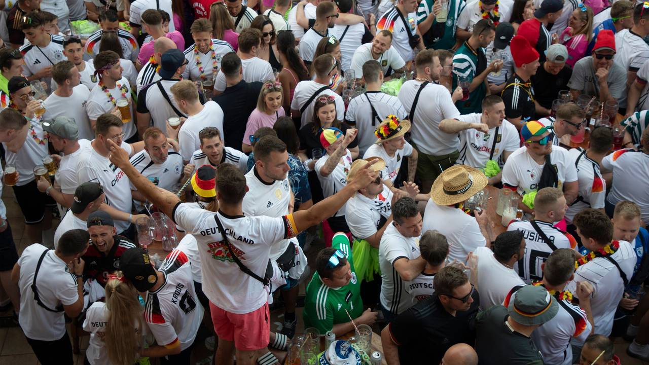 Deutsche Fans verfolgen das Eröffnungsspiel der Fußball-Europameisterschaft beim Public Viewing im Bierkonig am Strand von Arenal auf Mallorca. Die Lage in der aktuellen Saison ist so exzessiv wie nie.