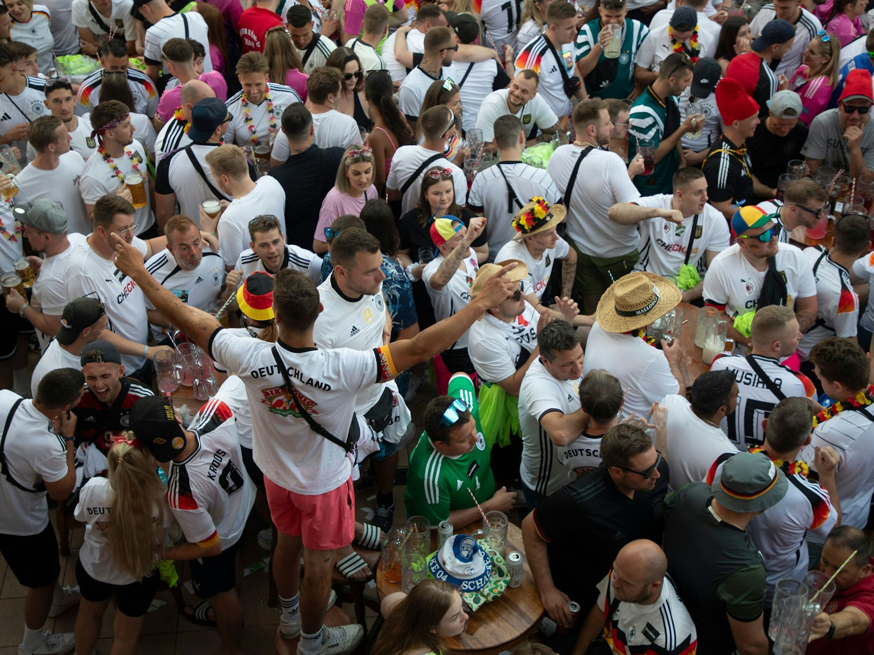 Deutsche Fans verfolgen das Eröffnungsspiel der Fußball-Europameisterschaft beim Public Viewing im Bierkonig am Strand von Arenal auf Mallorca. Die Lage in der aktuellen Saison ist so exzessiv wie nie.