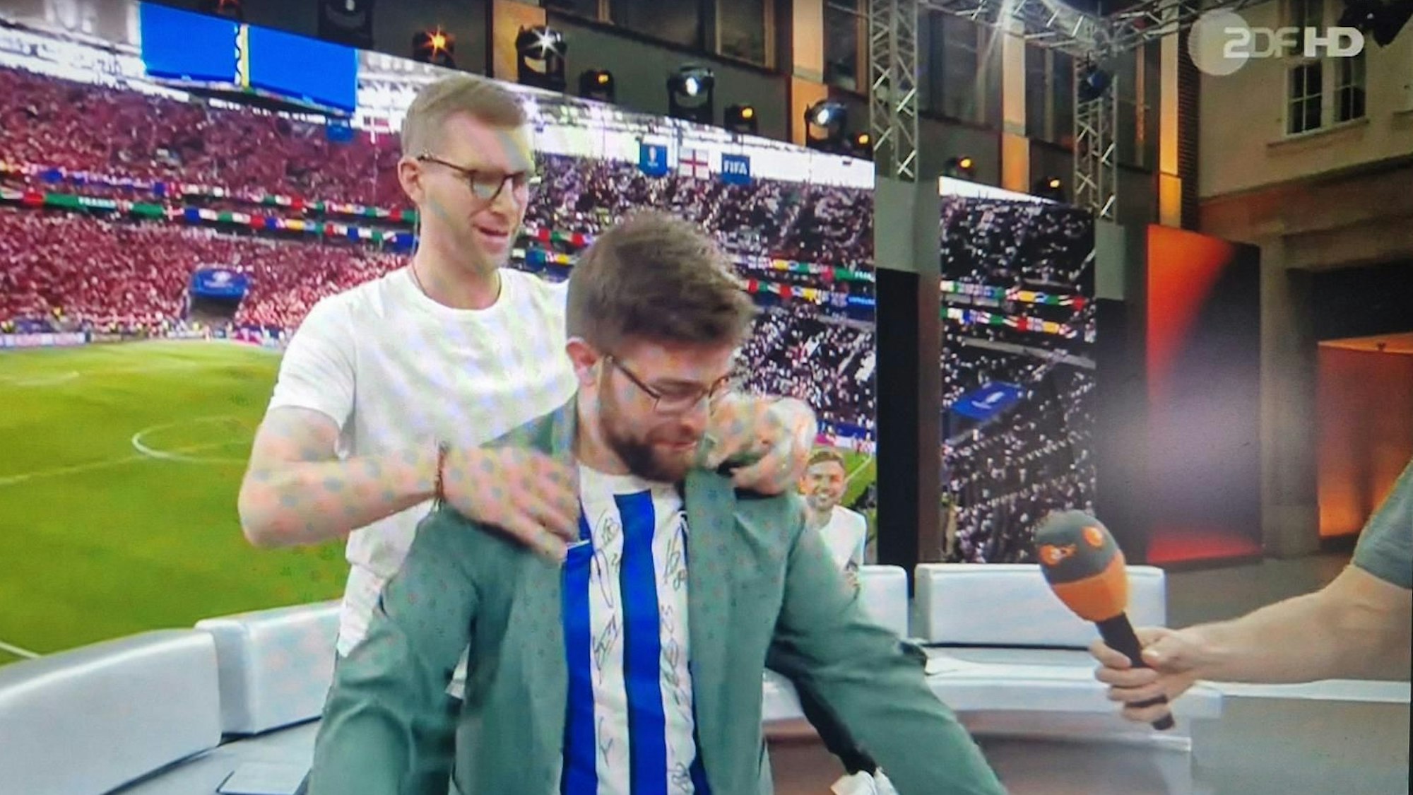 Per Mertesacker hat am Donnerstag (20. Juni 2024) bei der EM eine Wette gegen Christoph Kramer verloren und musste sein Sakko anschließend einem Fan geben.