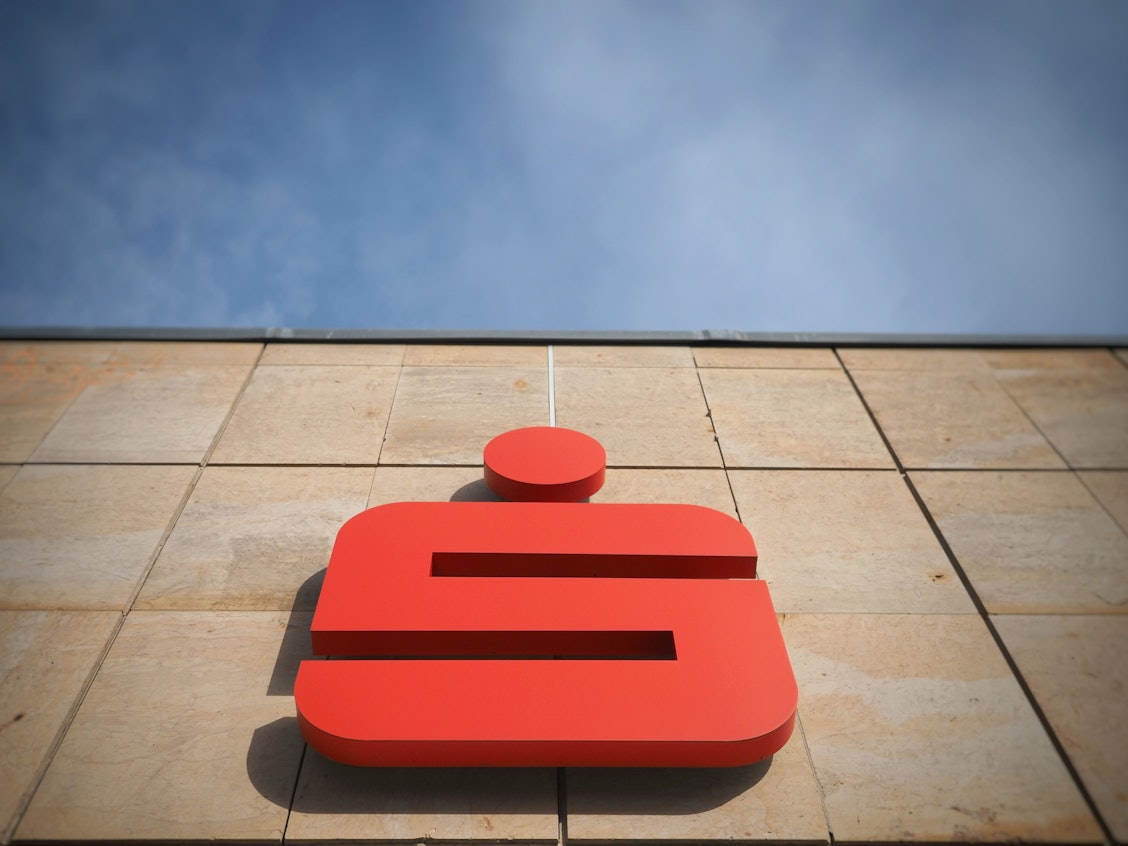 Die Sparkasse ist unter allen Filialbanken die teuerste: Sie bitten ihre Kundinnen und Kunden häufiger zur Kasse als die anderen Banken (Symbolbild).