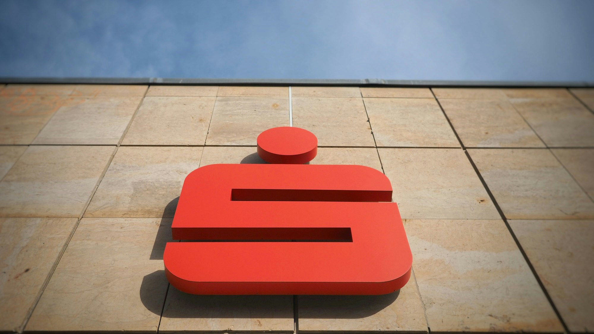 Die Sparkasse ist unter allen Filialbanken die teuerste: Sie bitten ihre Kundinnen und Kunden häufiger zur Kasse als die anderen Banken (Symbolbild).