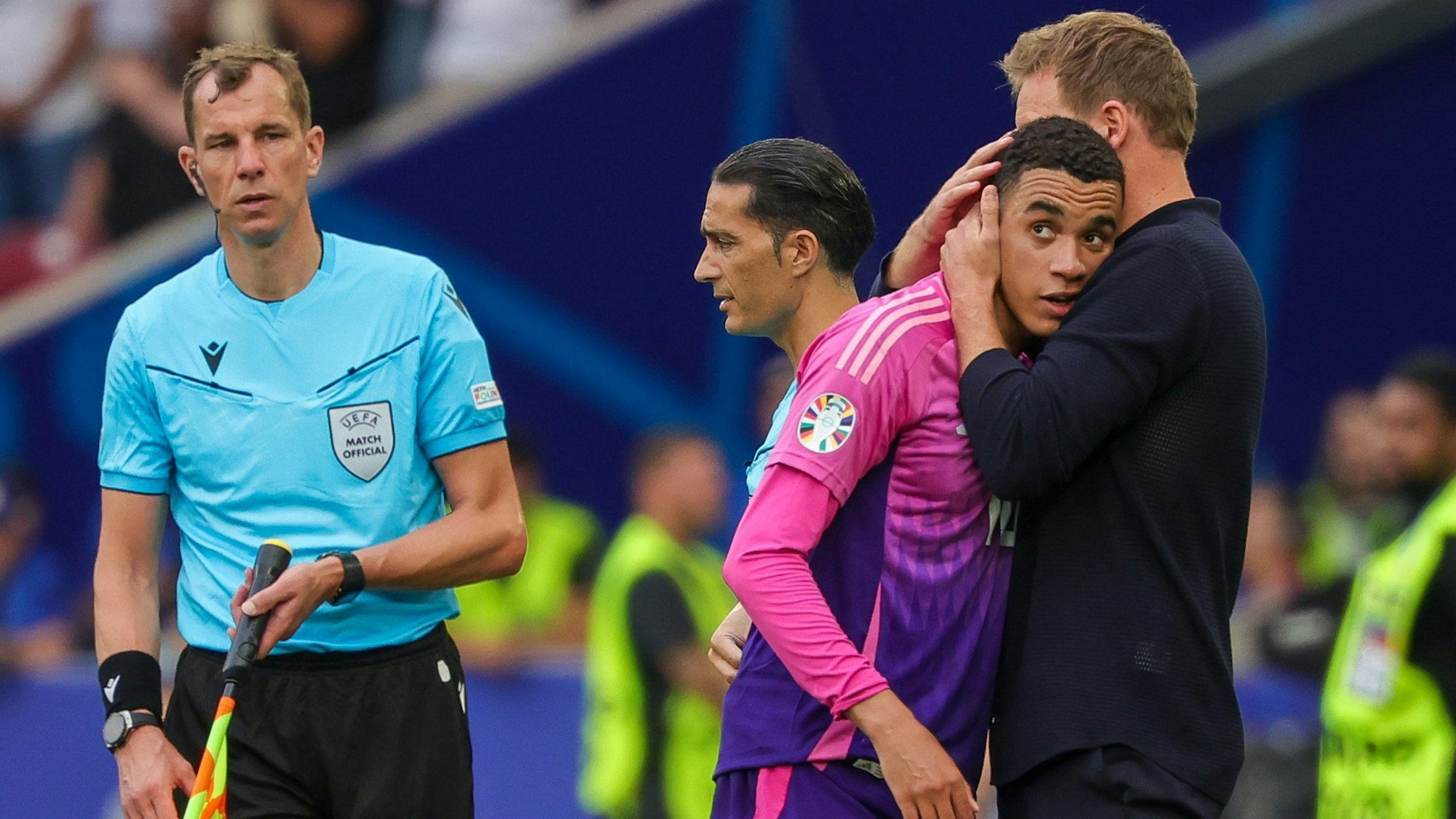 Bundestrainer Julian Nagelsmann umarmt Spieler Jamal Musiala nach dessen Auswechselung.