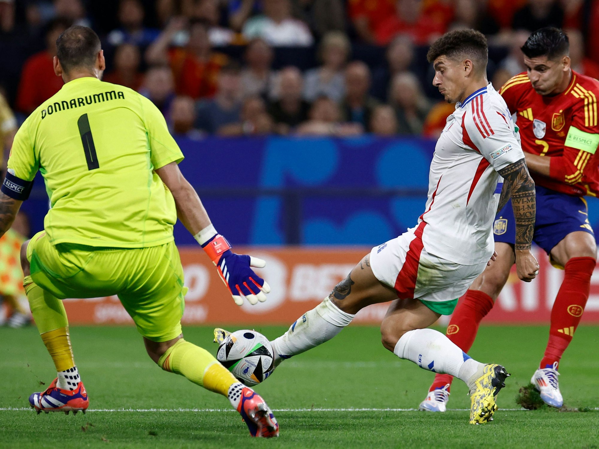 Gianluigi Donnarumma (l.) pariert gegen Alvaro Morata.