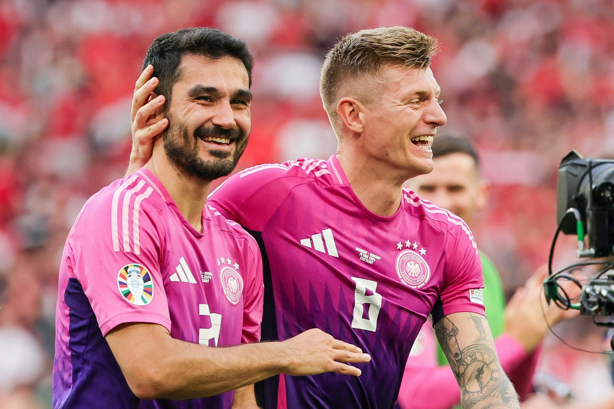 Deutschlands Spieler Ilkay Gündogan (l) und Toni Kroos jubeln nach dem Abpfiff.