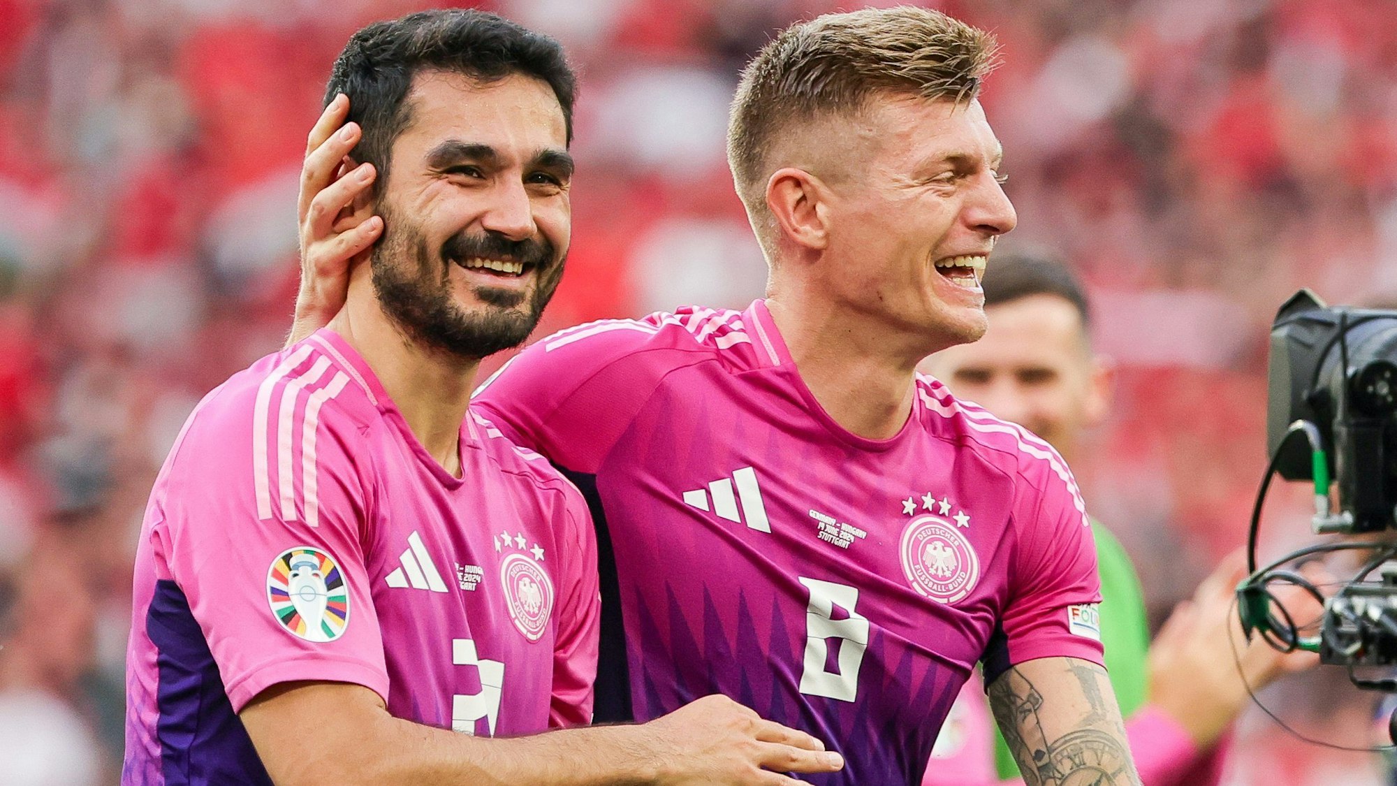 Deutschlands Spieler Ilkay Gündogan (l) und Toni Kroos jubeln nach dem Abpfiff.