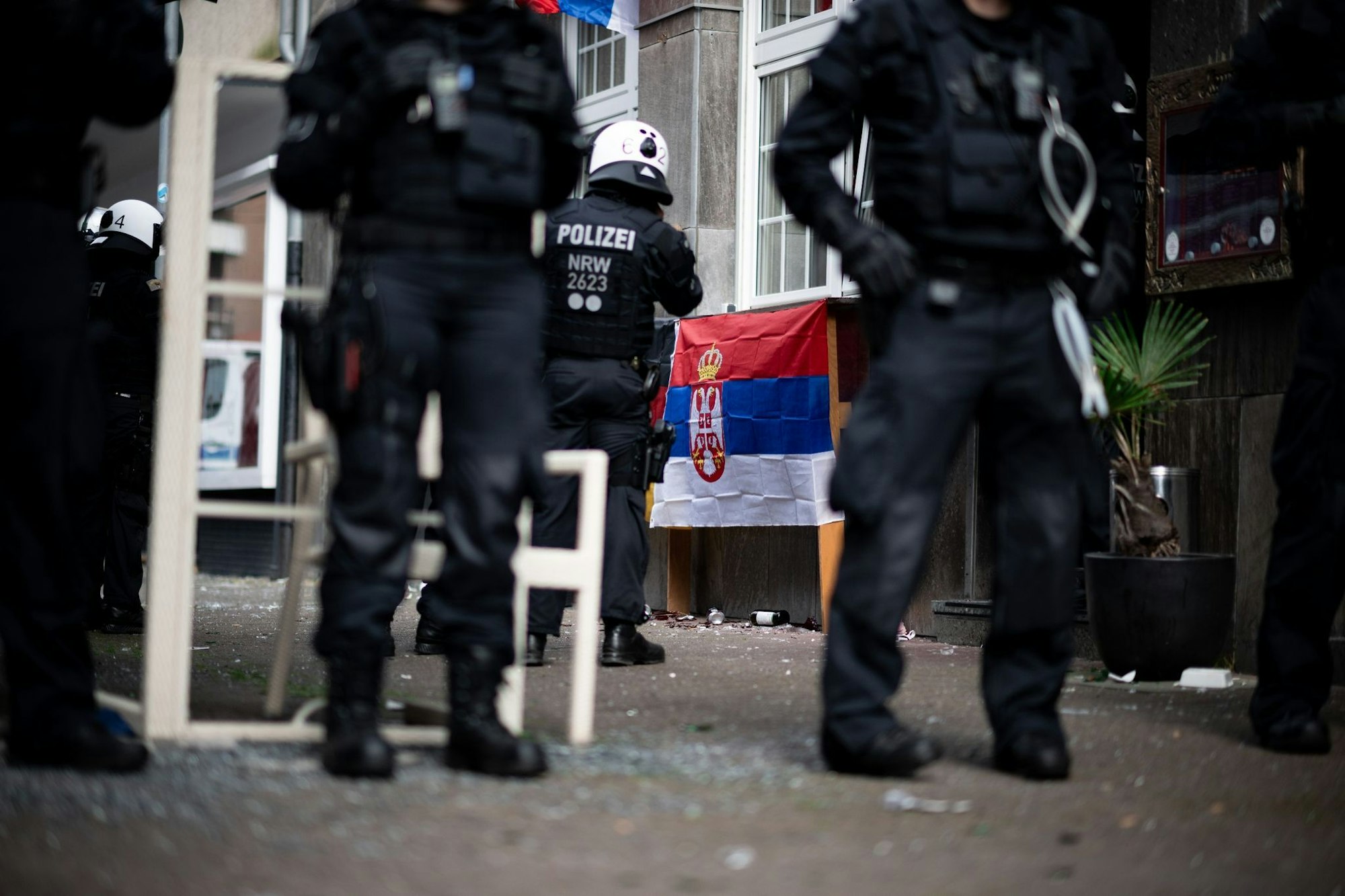 Polizisten sichern ein Lokal in der Innenstadt ab, nachdem es zu Ausschreitungen zwischen serbischen und englischen Fans kam.