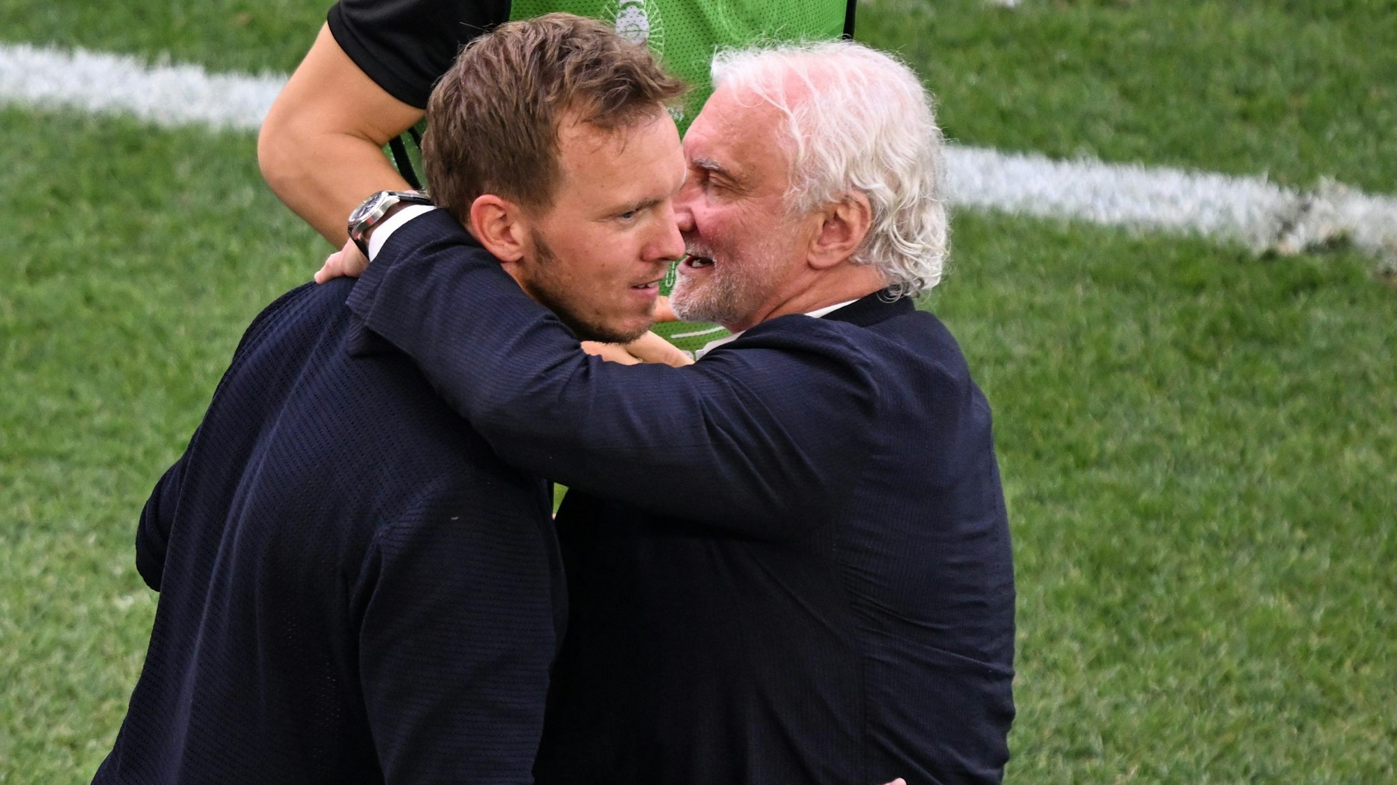 Deutschlands Trainer Julian Nagelsmann und Rudi Völler nach dem Schlusspfiff.