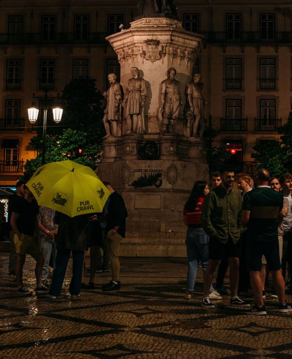 Menschen halten sich auf dem Praça Luís de Camões auf.