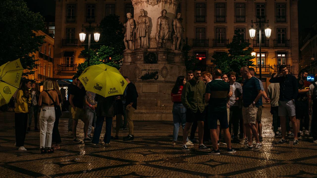 Menschen halten sich auf dem Praça Luís de Camões auf.
