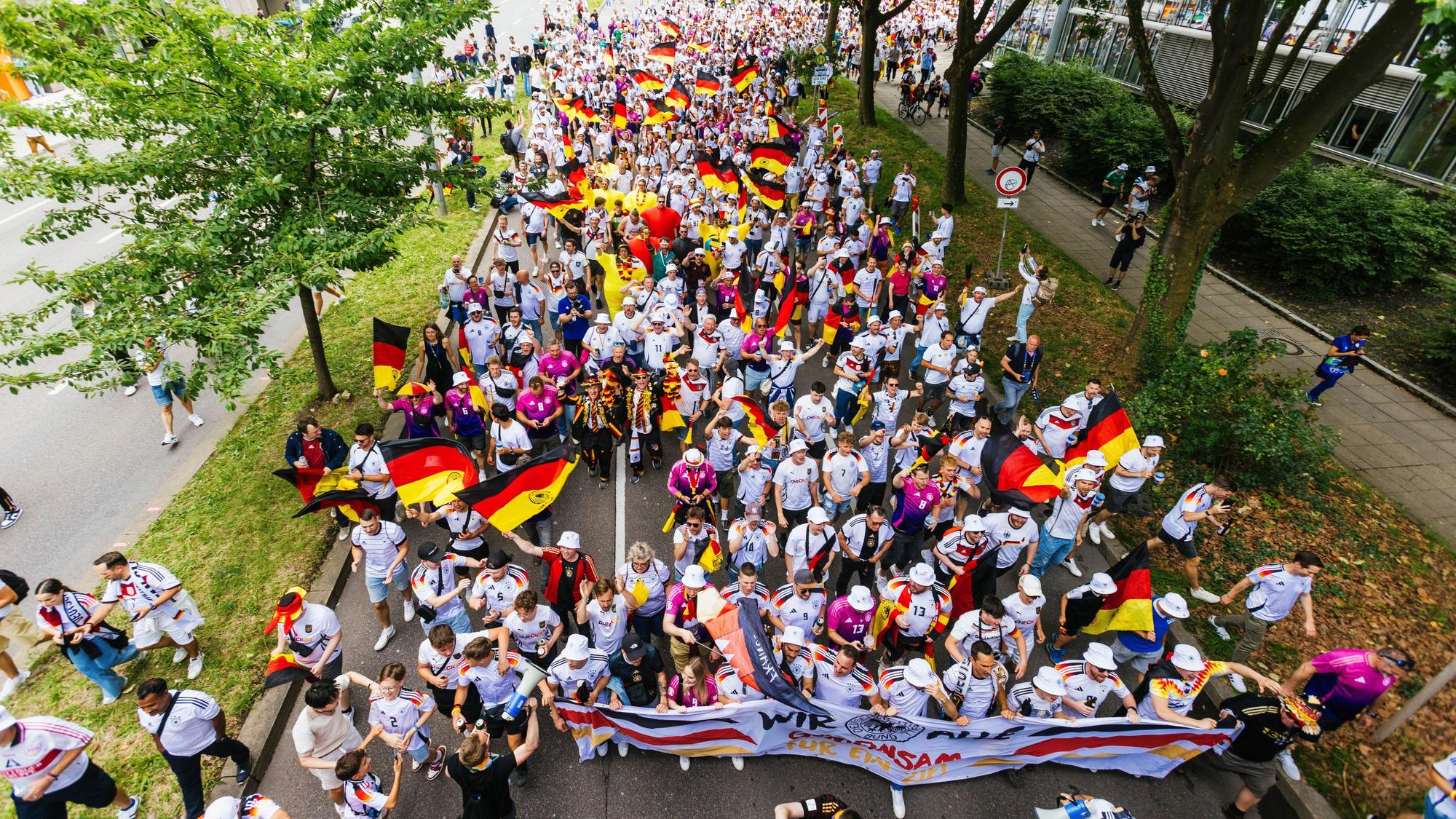 Deutsche Fans gehen beim Fanmarsch durch die Innenstadt.